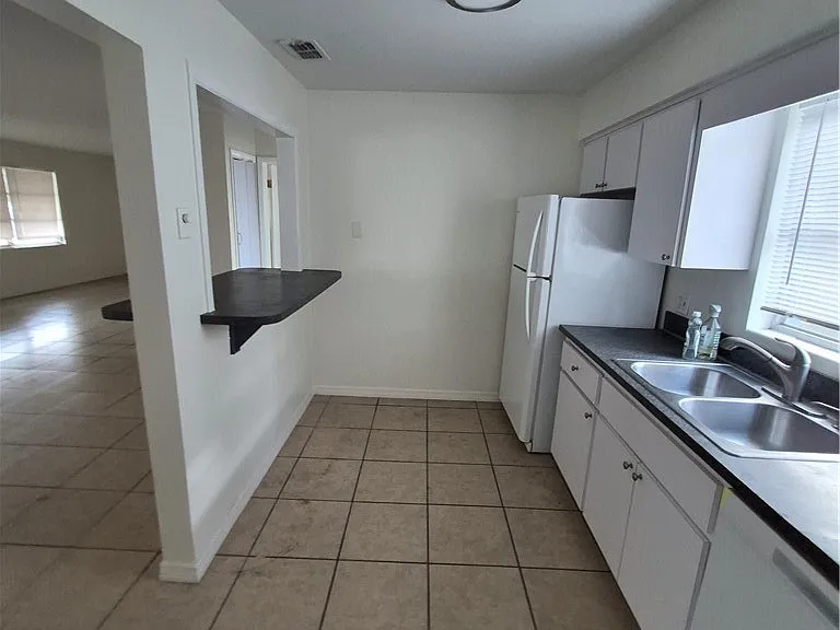 11 S Barbour St — Photo 18