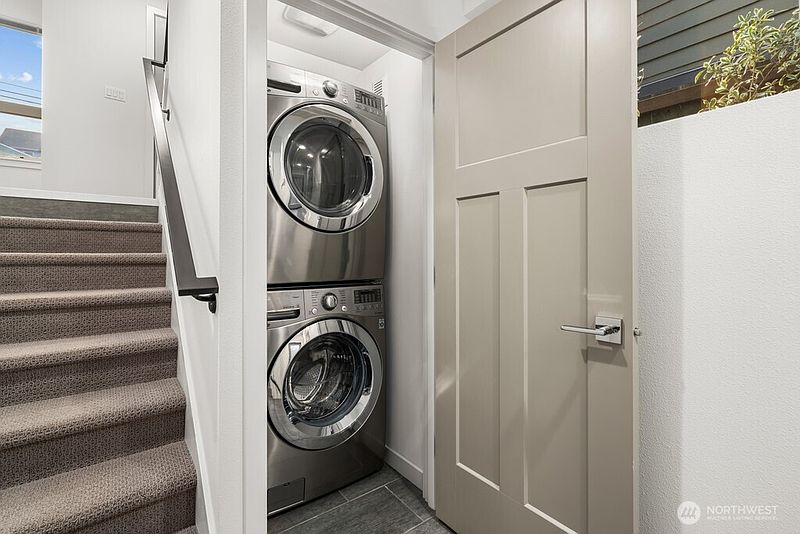 5th image of 3818 B 23rd Avenue W