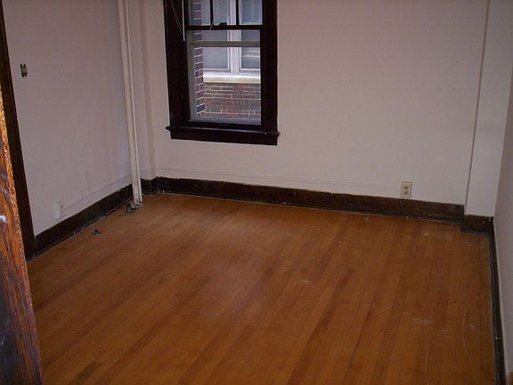 5th image of 913 E Kilbourn Ave APT 7