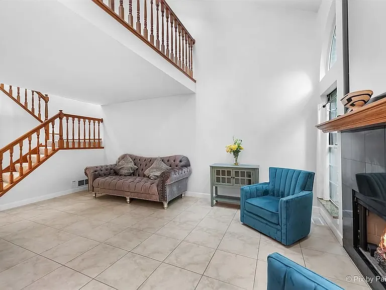 650 Hillview Ct — Photo 8
