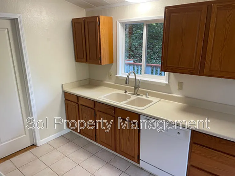 175 S Redwood Dr — Photo 10