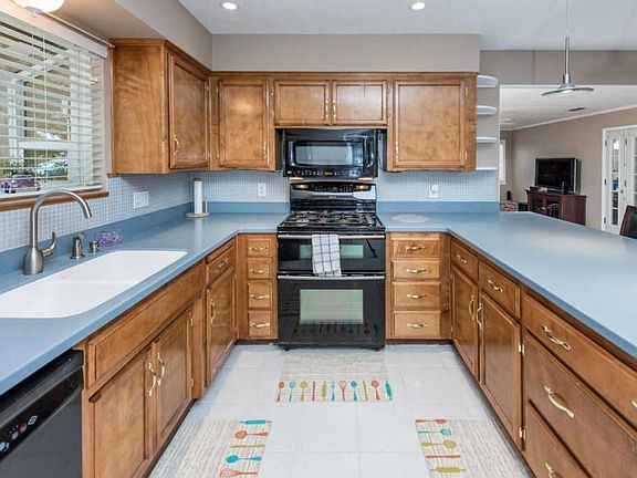 5th image of 2352 Tammy Ln