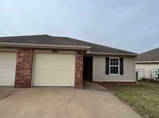 2124 S 9th St, Rogers, AR 72758