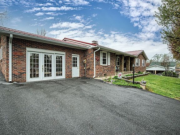 2nd image of 220 Heritage Dr