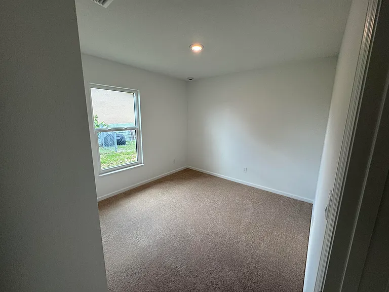 532 SW Buswell Ave — Photo 29