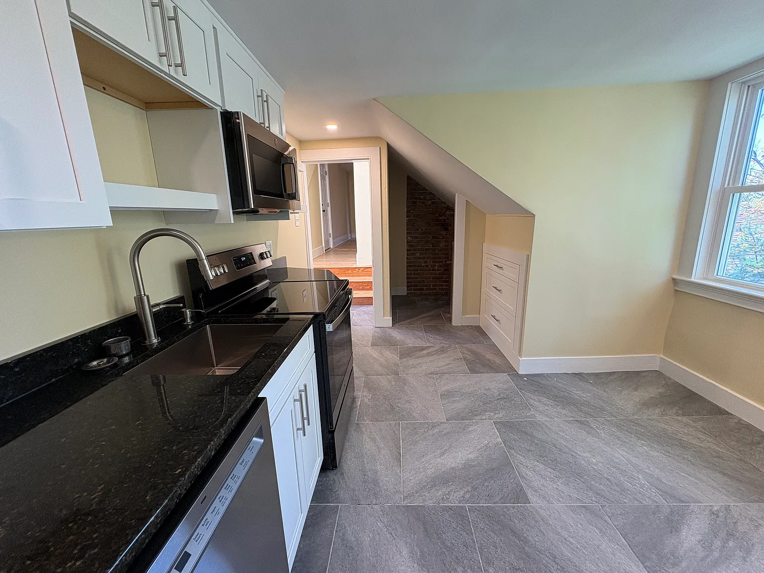 2 bed, 1000 sqft, $2,200 — Photo 3