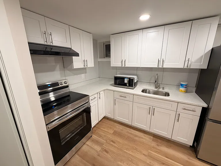 93 Clunie Ave #BASEMENT — Photo 10