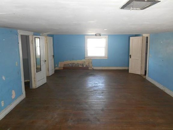 3rd image of 1027 W White Oak St