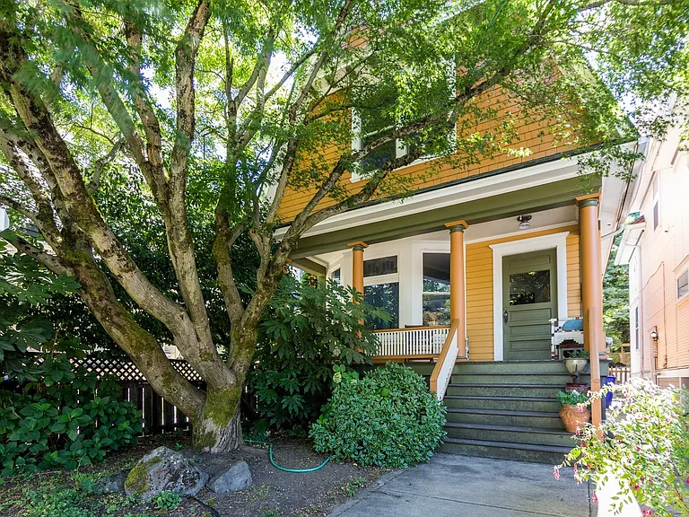 2322 NW Kearney St — Photo 1
