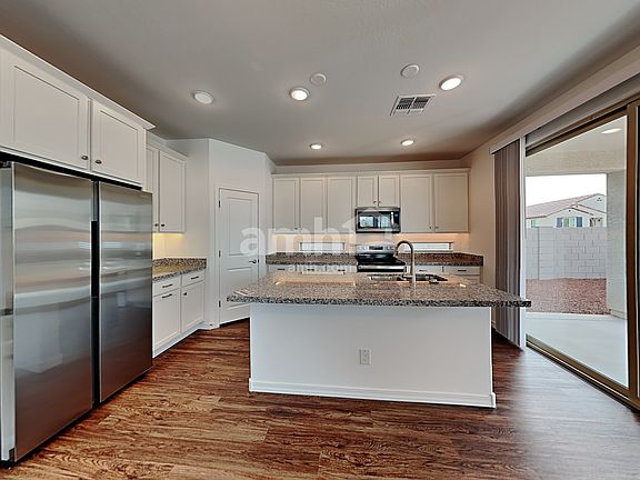 5th image of 816 S 150th Dr
