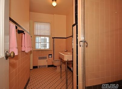 5th image of 33 Amherst Ct