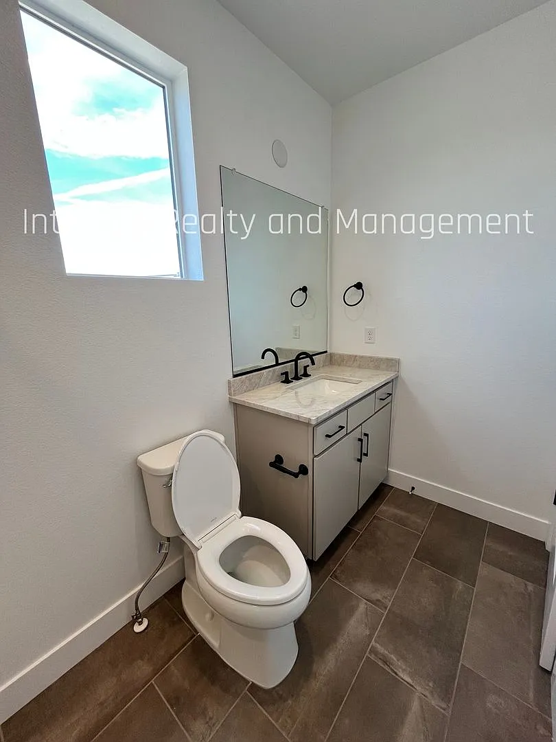 3 Bed/3.5 Bath Townhome- 10976 E Geddes Pl — Photo 4