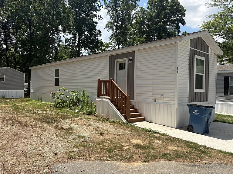 205 Woodland Dr — Photo 2