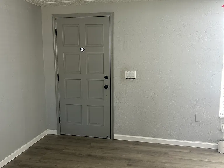 7517 Hollyridge Dr — Photo 2