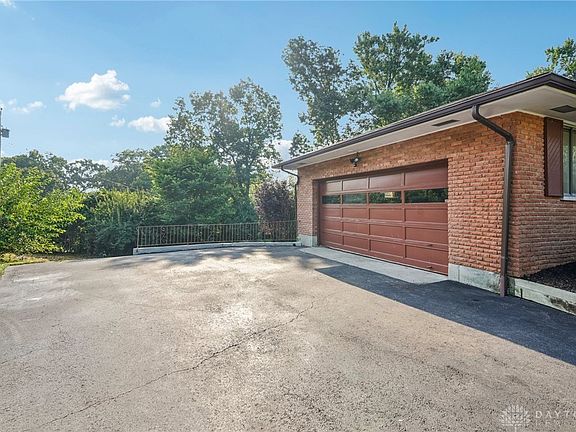 5th image of 587 Eastdale Dr