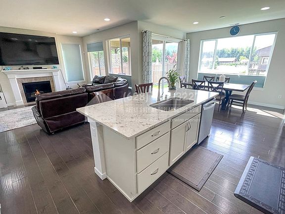 4th image of 337 Zemp Way NE