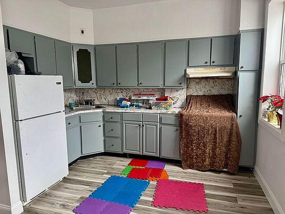 5th image of 172 Highlawn Ave