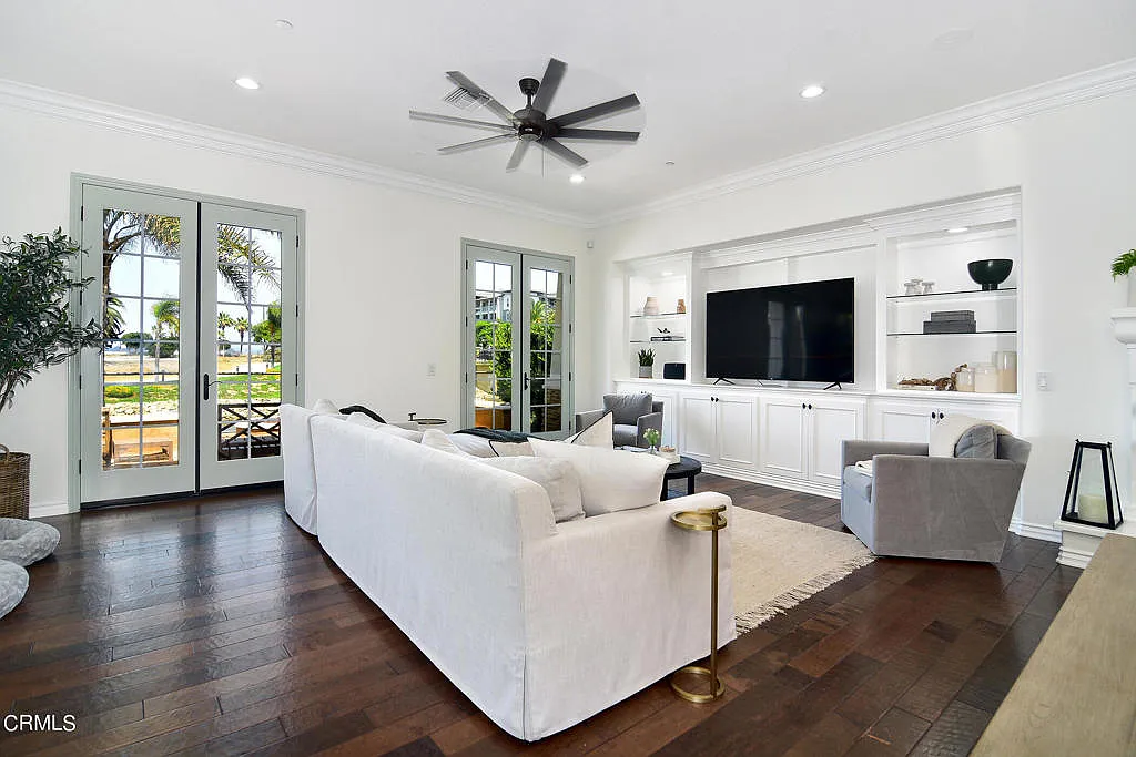 4 bed, 3.0 bath, 3096 sqft, $9,500 — Photo 2