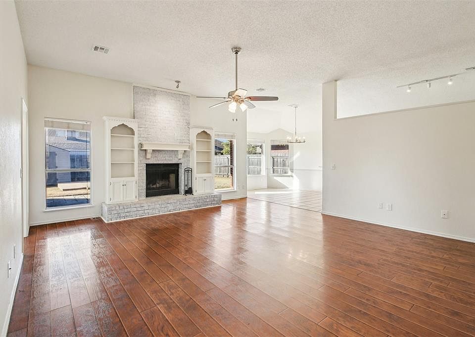 1st image of 2613 N Lincoln Ave