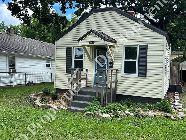1812 W Calhoun St — Photo 1