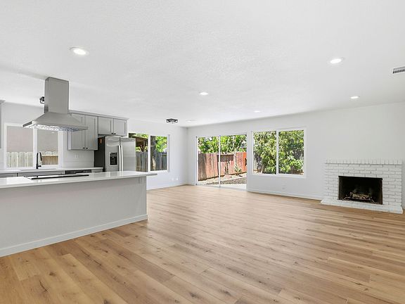 3rd image of 635 Glenview Ct