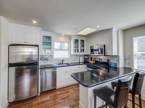 2nd image of 612 Capitola Ave