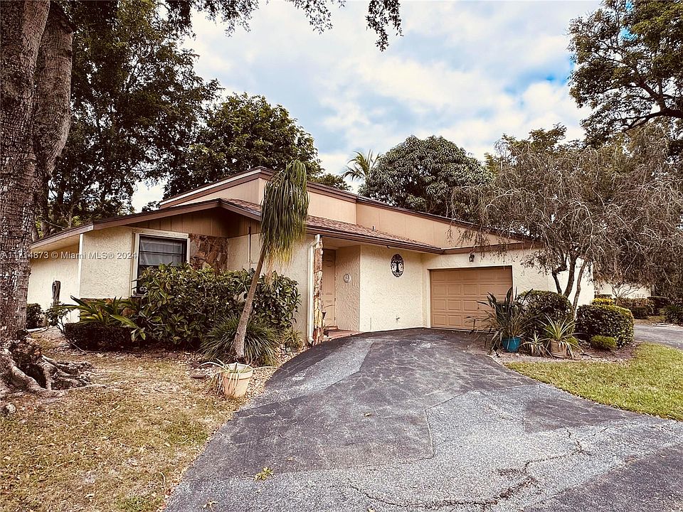 1st image of 8071 Palmetto Palm Cir