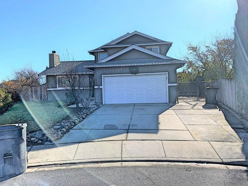 4 bed, 2.5 bath, 1800 sqft, $2,950 — Photo 1