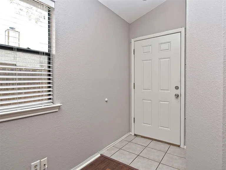 813 Primrose Ln — Photo 5