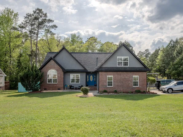 220 Dolphin Dr, Raeford, NC 28376