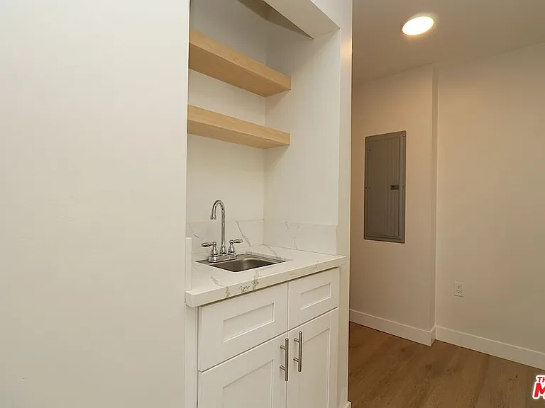 2739 S Budlong Ave — Photo 13