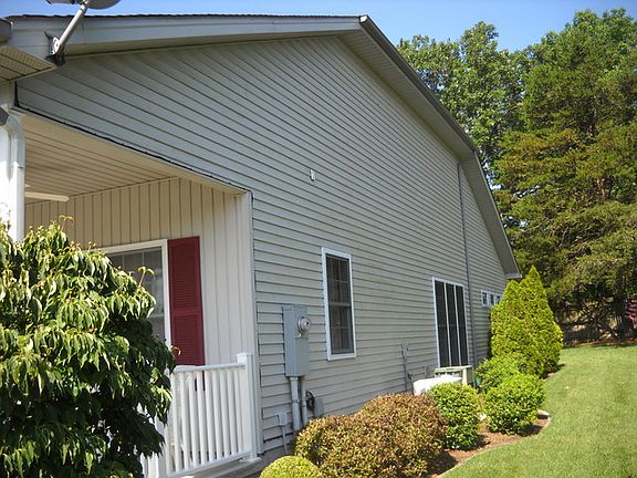 3rd image of 105 Gardens View Dr
