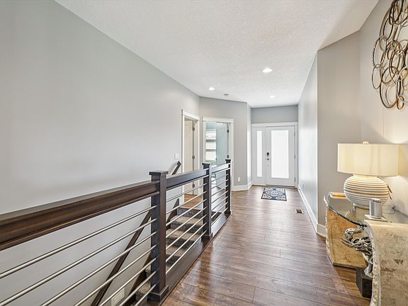 5th image of 525 NW Somerset Ct