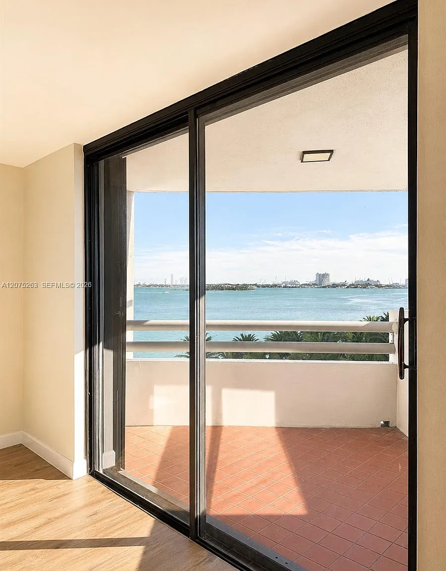 Bayview Tower Condo — Photo 2