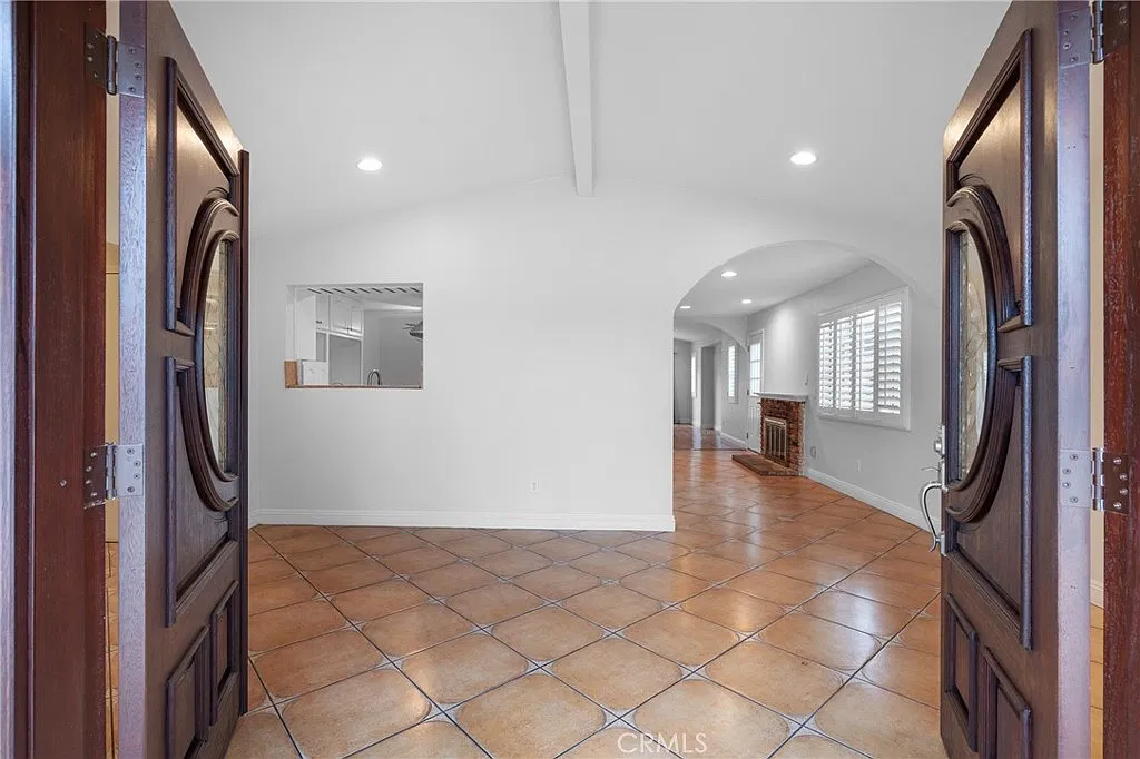 4 bed, 1939 sqft, $4,710 — Photo 4