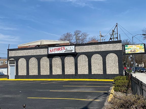 2nd image of 4400 W Belmont Ave