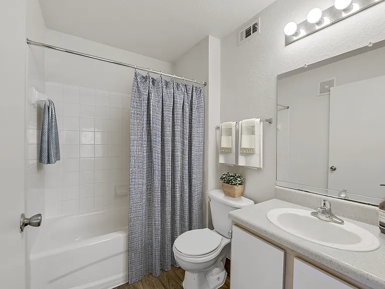 West Pointe Villas Apartment Homes — Photo 35