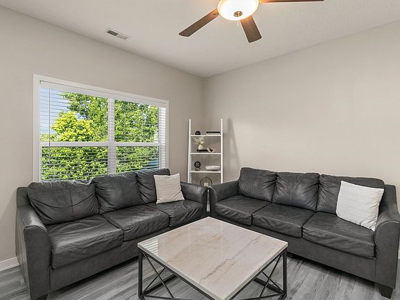 5th image of 238 NE Meadow Ln