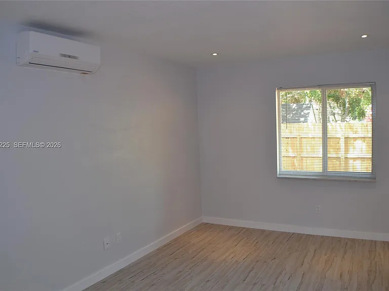 718 SE 13th St #4 — Photo 7