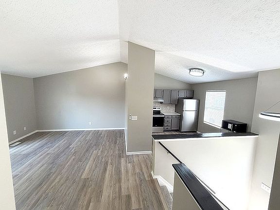 4th image of 1018 Esther Dr