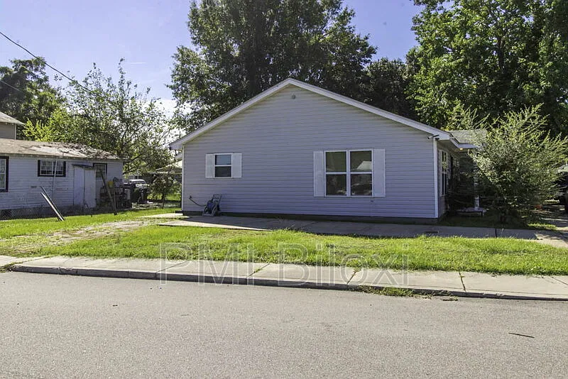 3 bed, 1.0 bath, 990 sqft, $1,400 — Photo 2