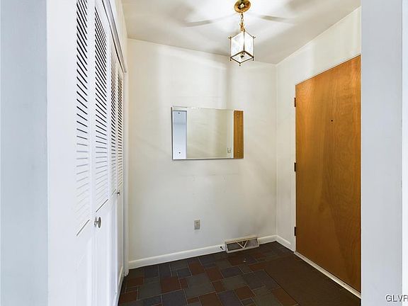 3rd image of 508 Heather Ln