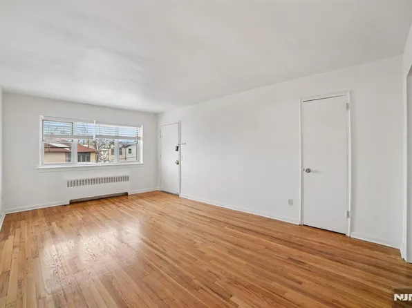 2430 8th St #5B, Fort Lee, NJ 07024