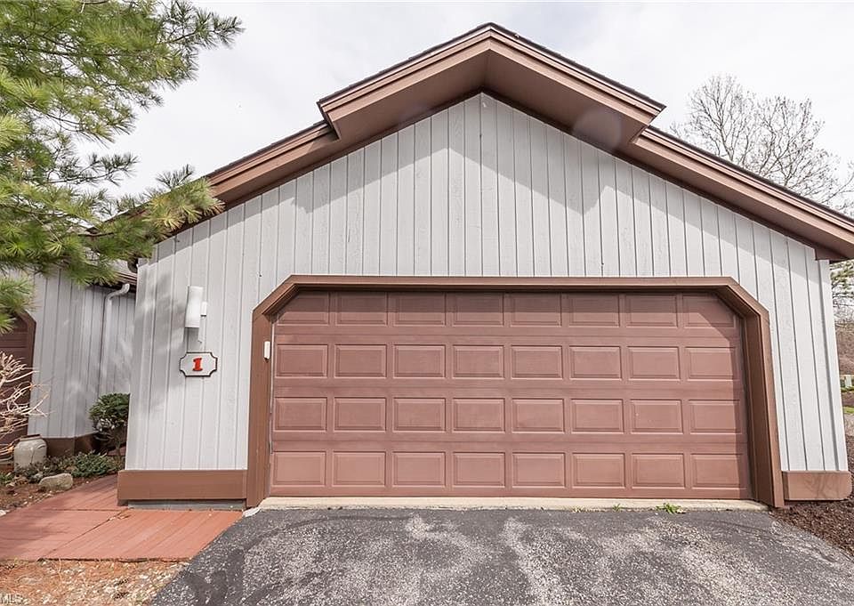 1st image of 1 Pinewood Dr