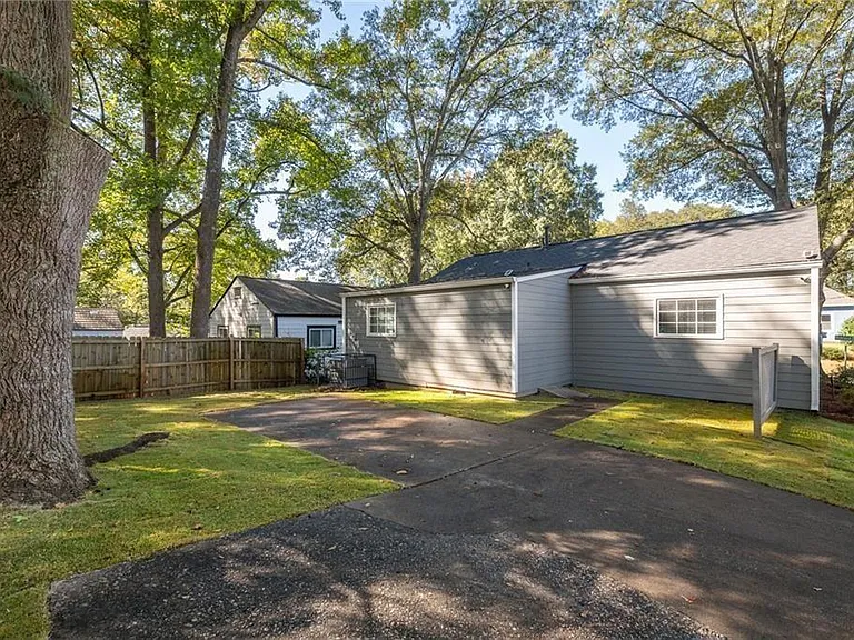 896 Oakland Dr SW — Photo 17