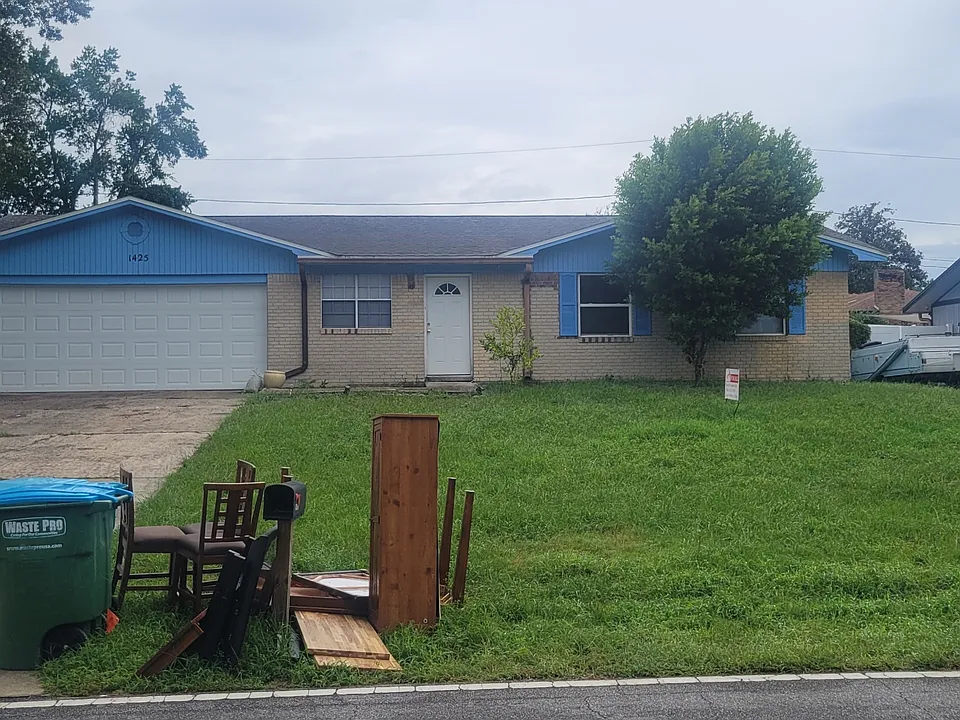 1425 NE Old Mill Dr