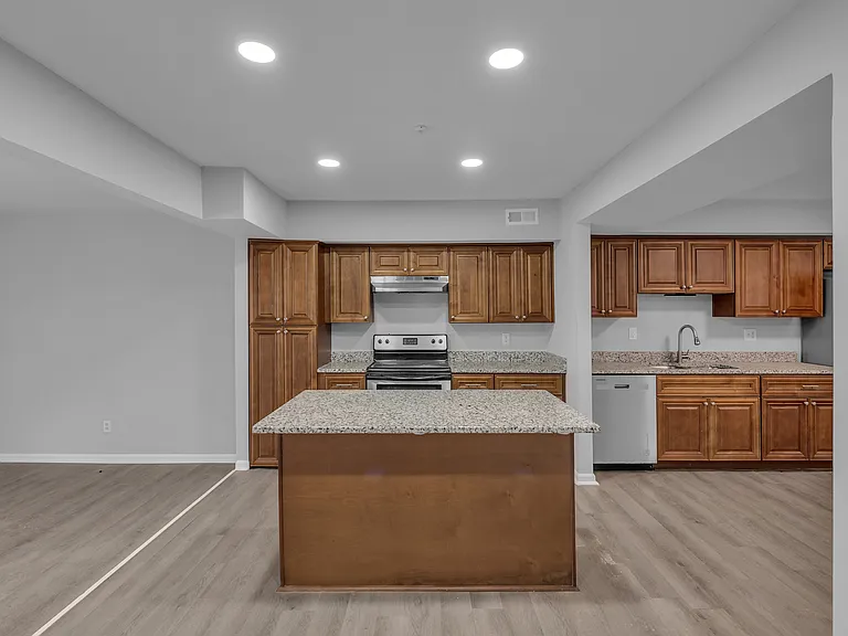 817 Biltmore Dr — Photo 12