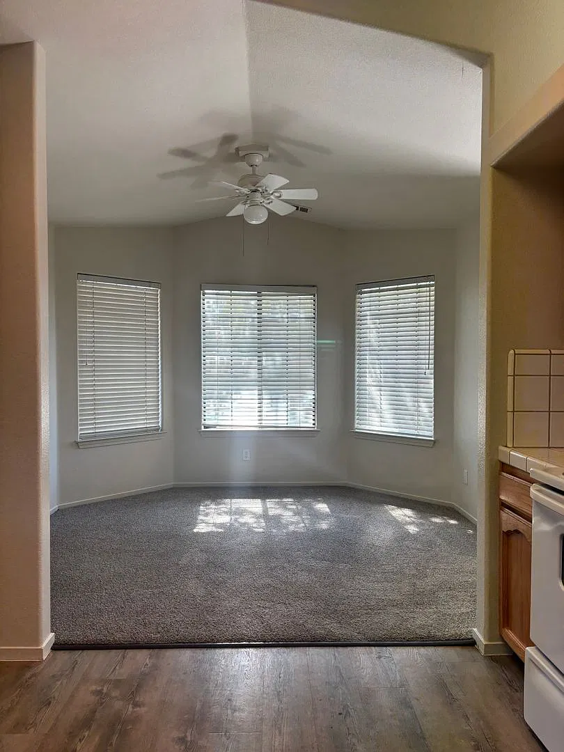 Cute 3 bedroom 2 bathroom home offering nice amenities, competitively priced, Clovis schools and ... — Photo 3