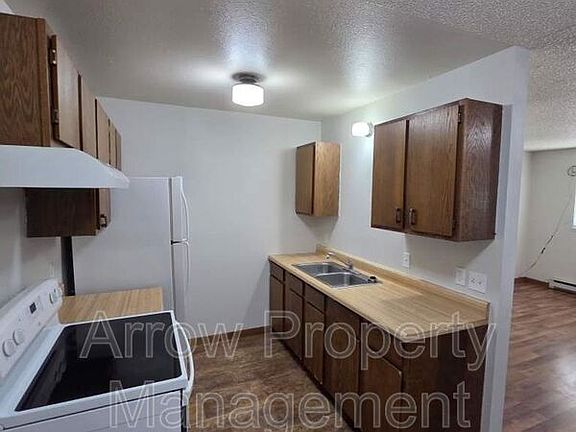3rd image of 906 E E St #D