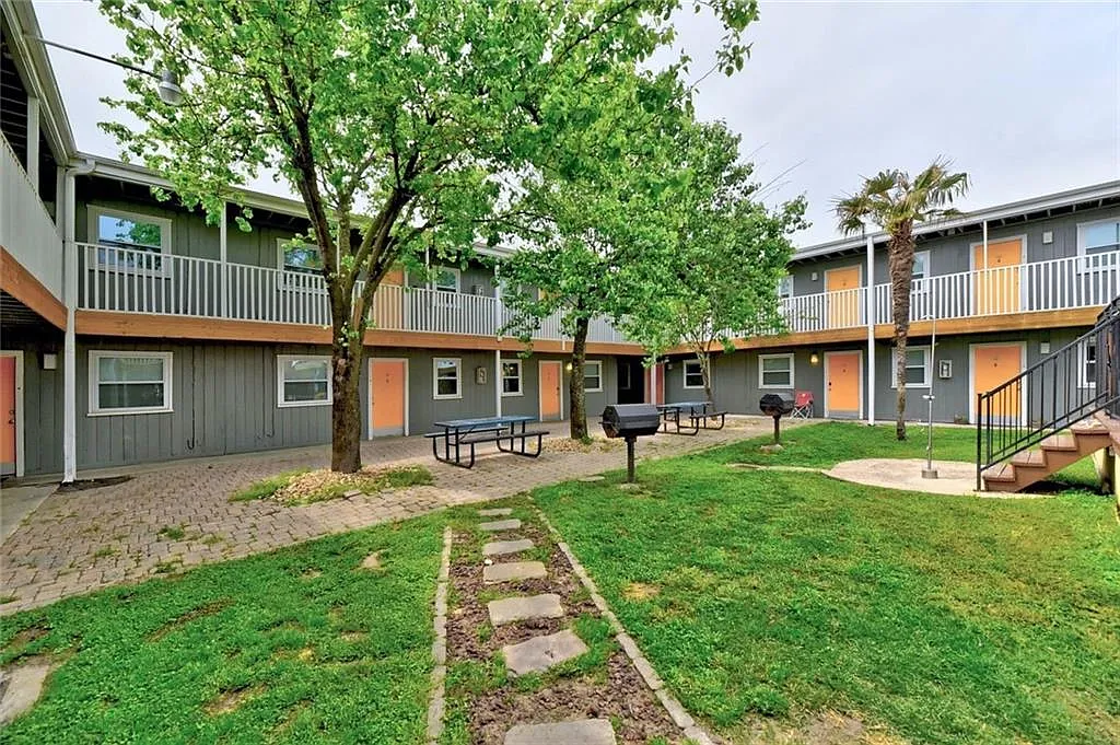 2 bed, 770 sqft, $1,195 — Photo 2